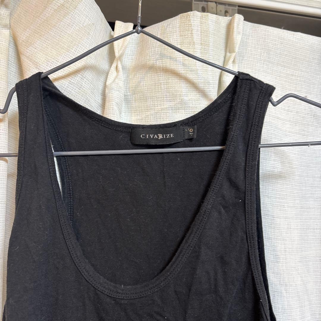 レース裾付きブラックタンクトップ