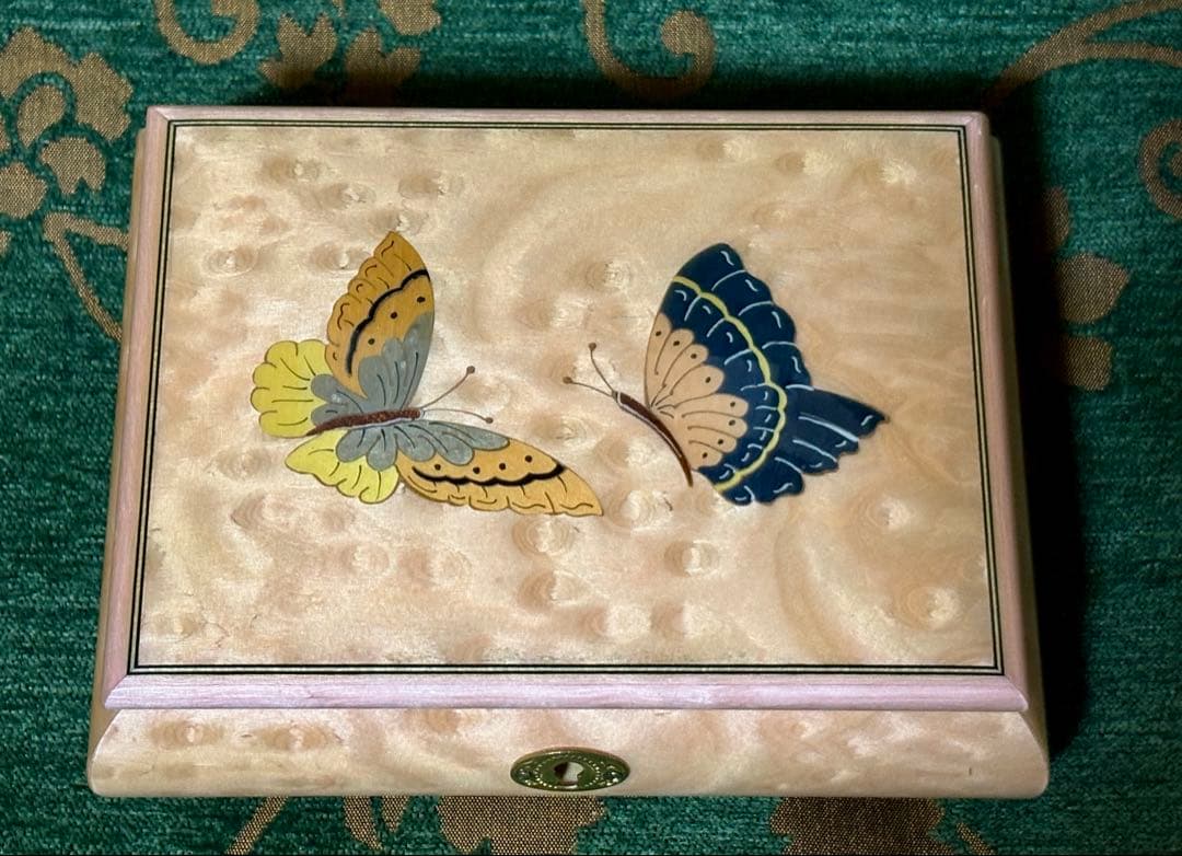 小樽オルゴール堂 オルゴール木製 色絵蝶々図曲:世界に一つだけの花 宝石箱化粧箱