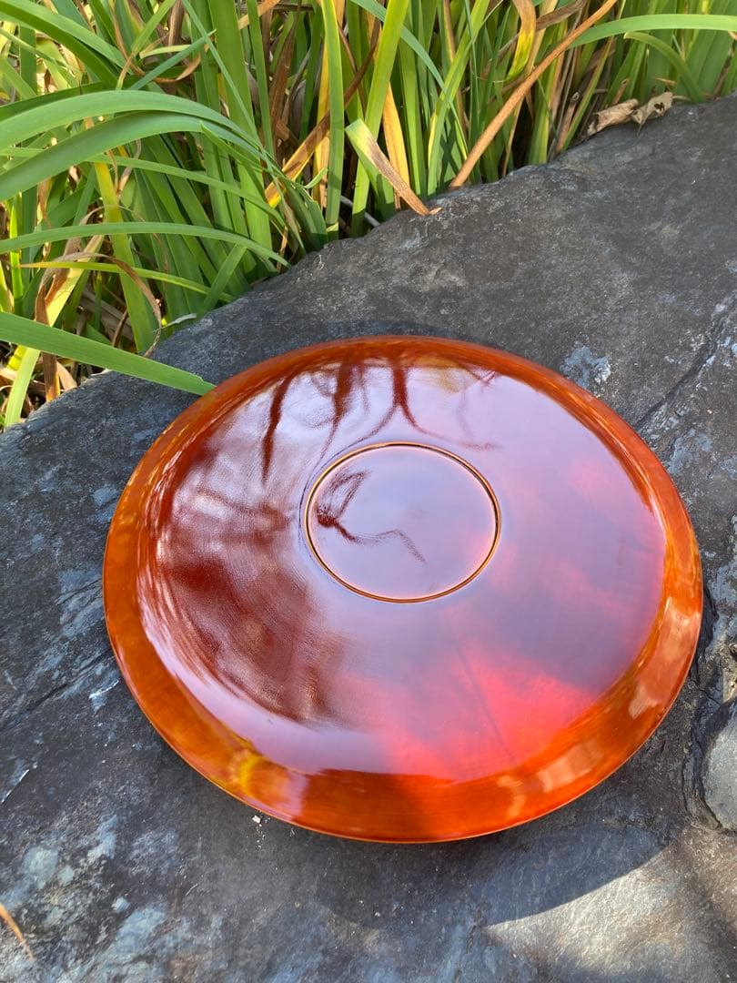 漆器 伝統的な赤色の丸型盆