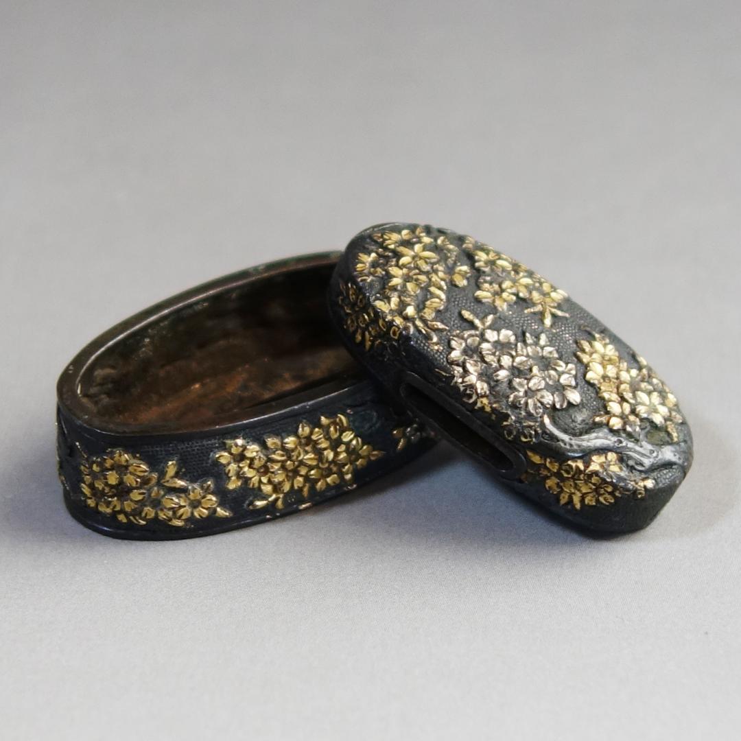 【赤銅魚子地 金銀色絵 桜花図縁頭】刀装具 縁頭 鍔 鐔 日本刀 武具 骨董