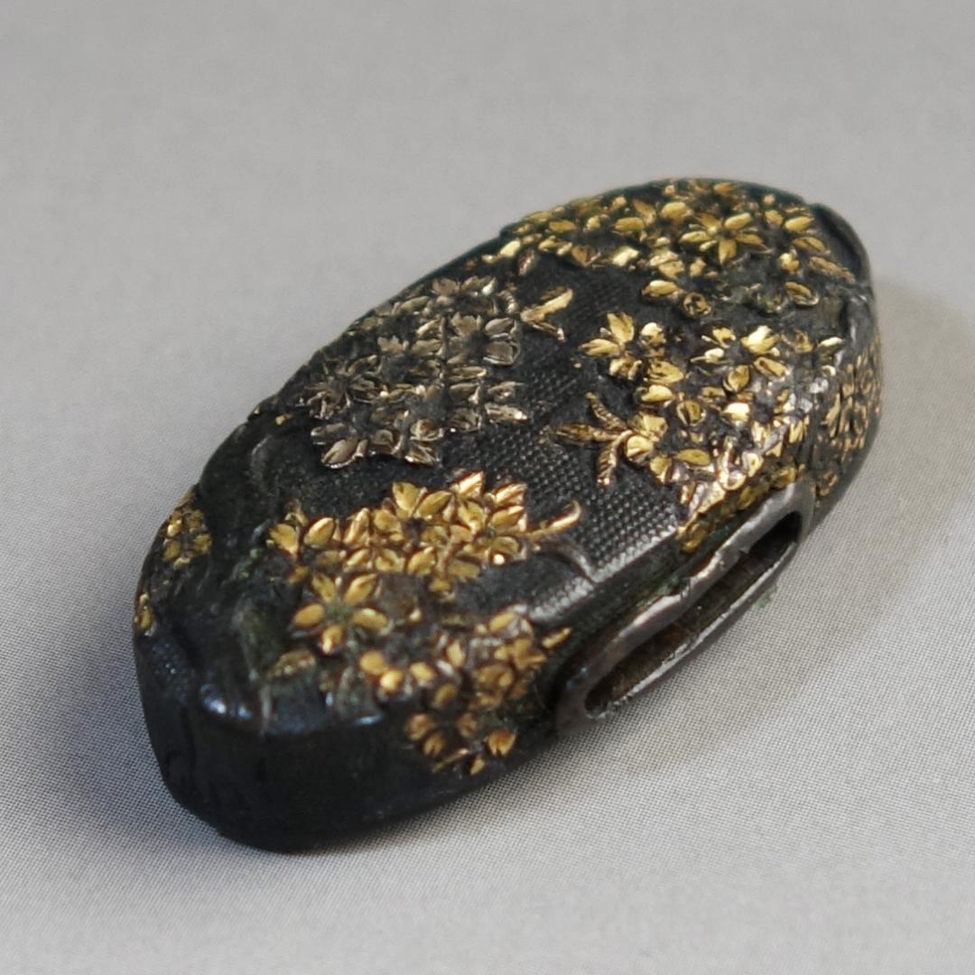 【赤銅魚子地 金銀色絵 桜花図縁頭】刀装具 縁頭 鍔 鐔 日本刀 武具 骨董