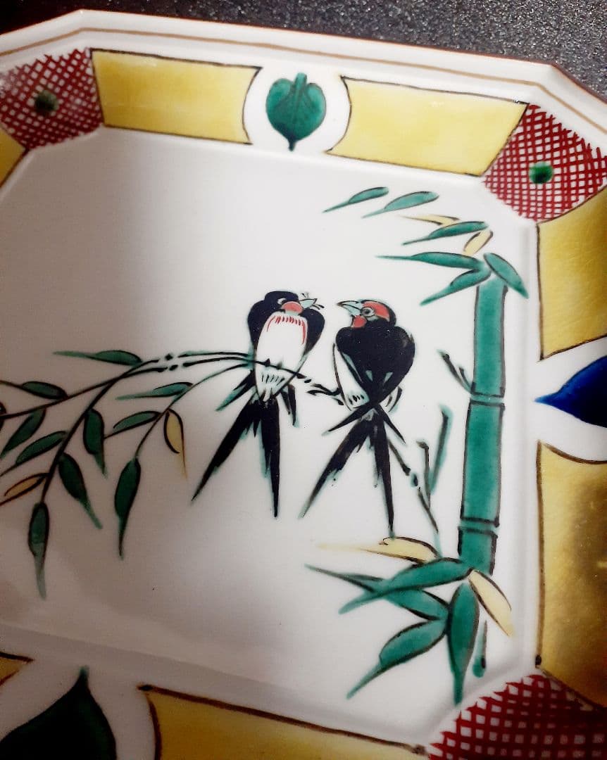 【日展特選作家】九谷焼【戸出政志】作　色絵　竹に燕の図　四方隅切角皿　飾り皿