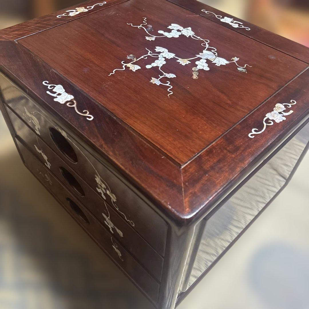 高級銘木 唐木 花梨無垢 螺鈿細工 木製3段小引き出し 箪笥 葡萄装飾 ①