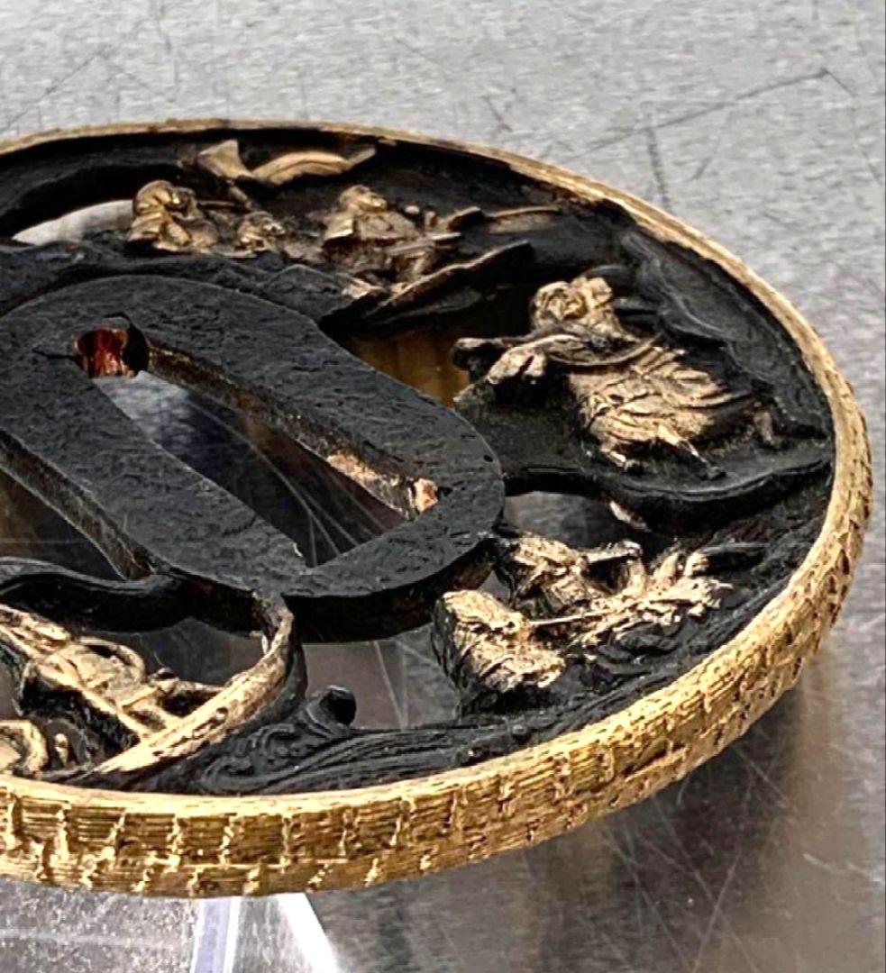 鍔(つば) 黒金装飾 人物風景彫刻付き　武者の透かし彫り　工芸品　箱付き