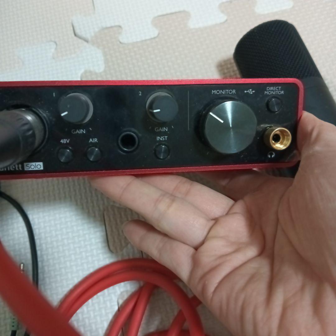 Focusrite Scarlett オーディオインターフェイス。