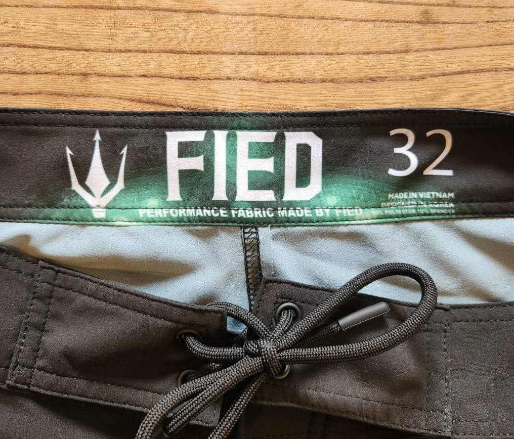 【新品未使用】FIEDファイド　サーフパンツ 水着 サイズ32 黒・緑フィジーク