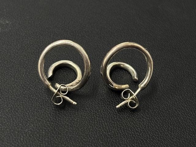 agete アガット シルバー刻印 ツイストデザイン ピアス