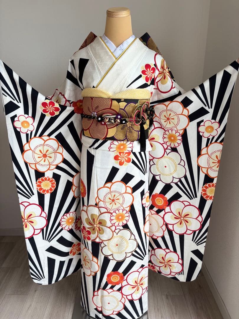 ⭐️振袖フルセット　正絹振袖　成人式　白・黒地系　【最終価格です！】
