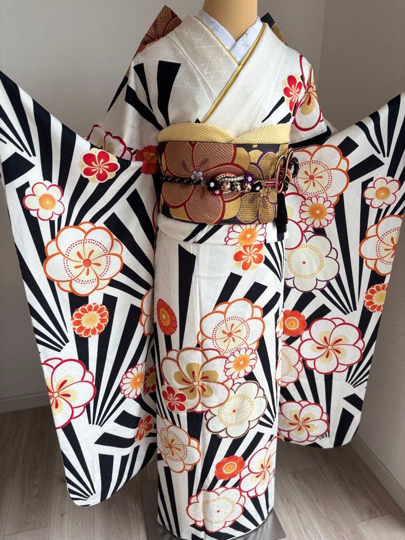 ⭐️振袖フルセット　正絹振袖　成人式　白・黒地系　【最終価格です！】