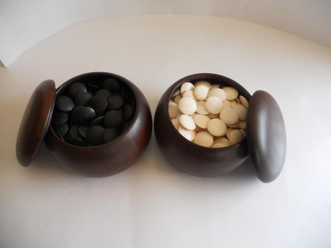 囲碁 ヴィンテージ 宮崎日向蛤碁石 那智黒碁石 蛤 碁石 那智黒 です。