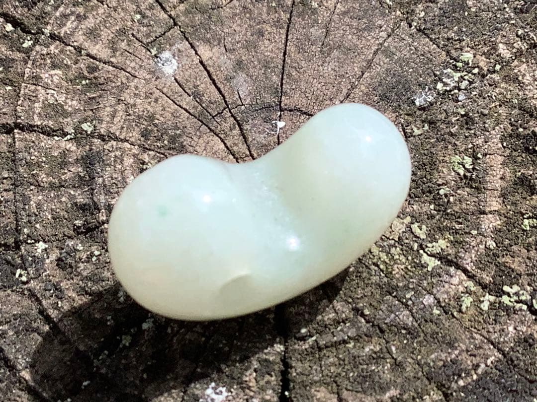 ✳業者様も大歓迎‼️ 糸魚川翡翠ロウカン勾玉　極上物‼️ 鑑別書付の本物を‼️