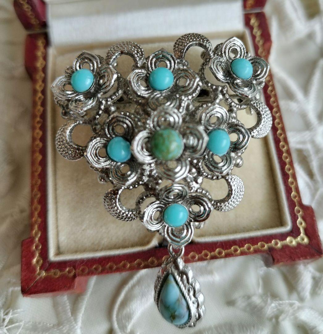 ターコイズカボションの花 シルバーカラー スイングするブローチ と他4点