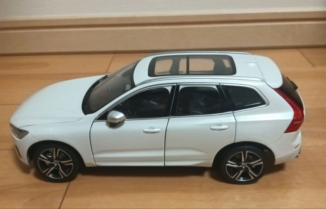 VOLVO XC60 ホワイト 1/18 スケール