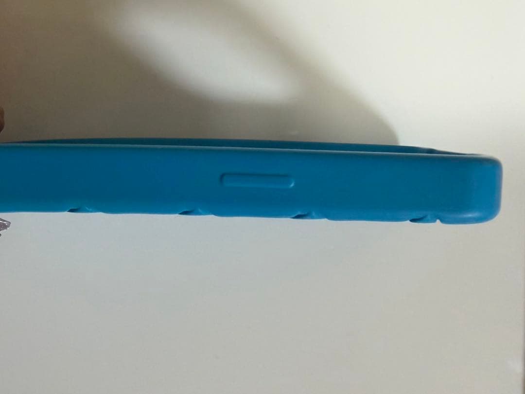 BOTTEGA VENETA 青 iPhone15プロ　シリコンケース