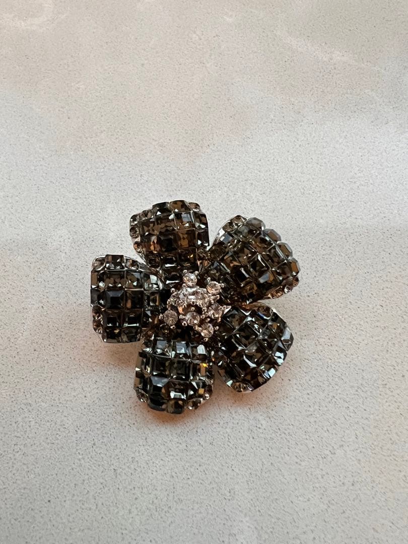 フォクシーFOXEYダークグレー花型ブローチ