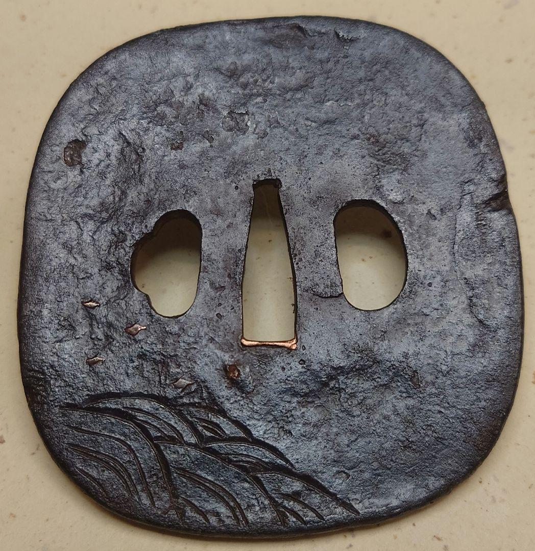 鉄鍔、鉄地に波に雲に乗る仙人？