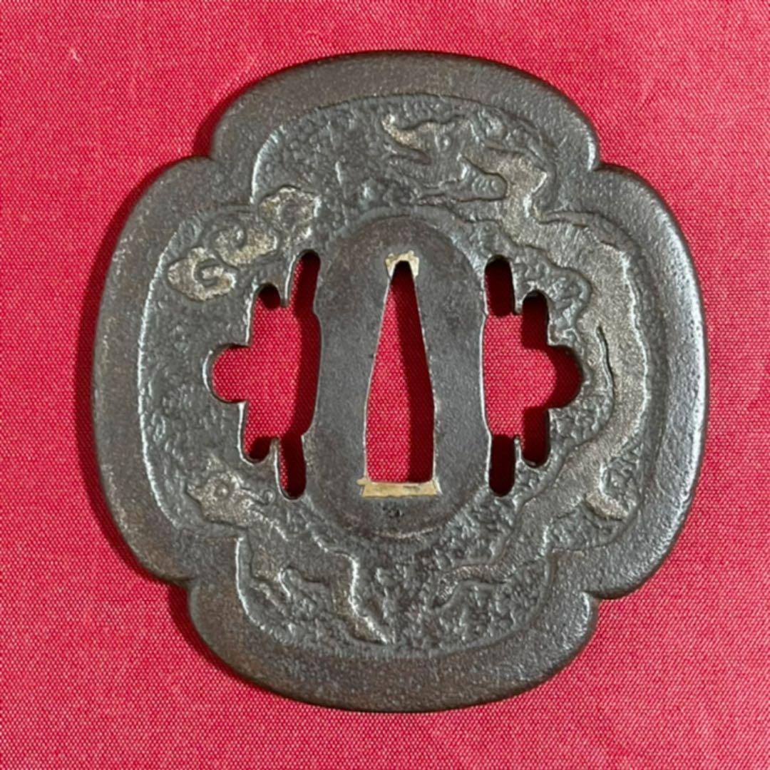 雨竜図　鉄地　木瓜形　鋤下彫