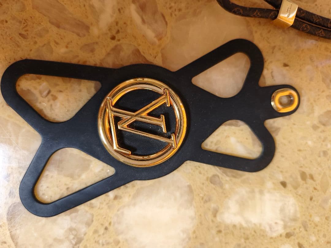 LOUIS VUITTON スマホケース　ストラップ