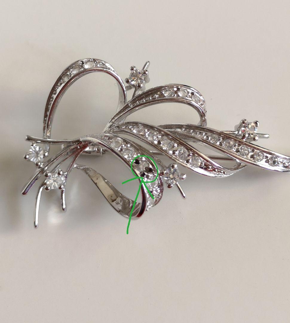 ブローチ 18金ホワイトゴールド製 アールヌーボーフォルム 硝子装飾 A12