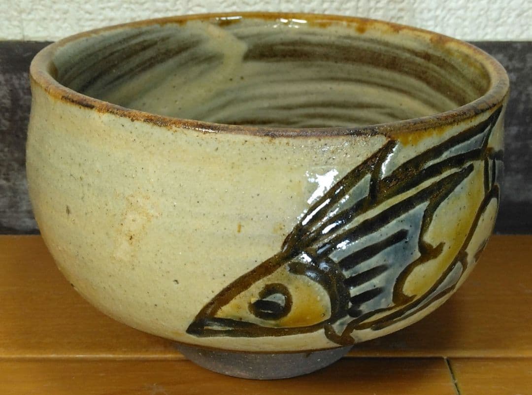 人間国宝 金城次郎 魚茶碗(刷毛目魚紋茶碗）栞 共箱 美品 壺屋焼 壷屋焼 上作