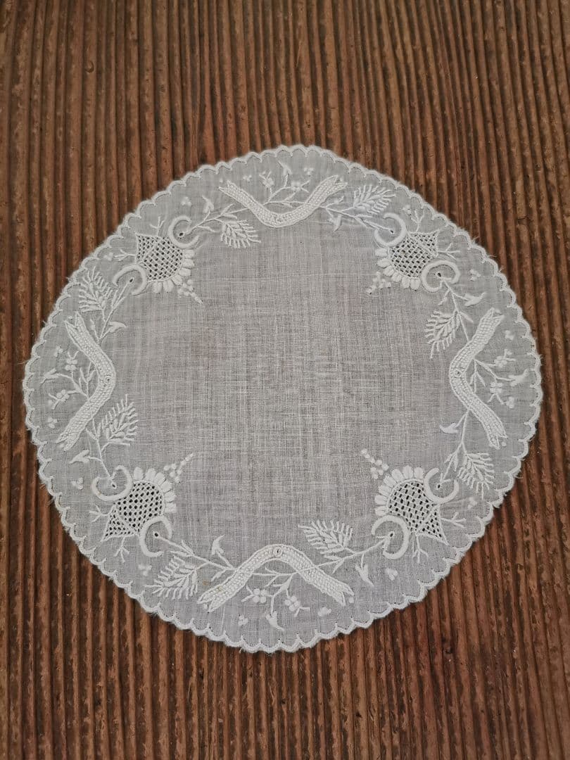 アンティーク スイス アペンツェル刺繍 精緻な白糸刺繍 プチスカラップドイリー