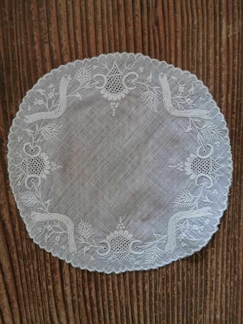 アンティーク スイス アペンツェル刺繍 精緻な白糸刺繍 プチスカラップドイリー