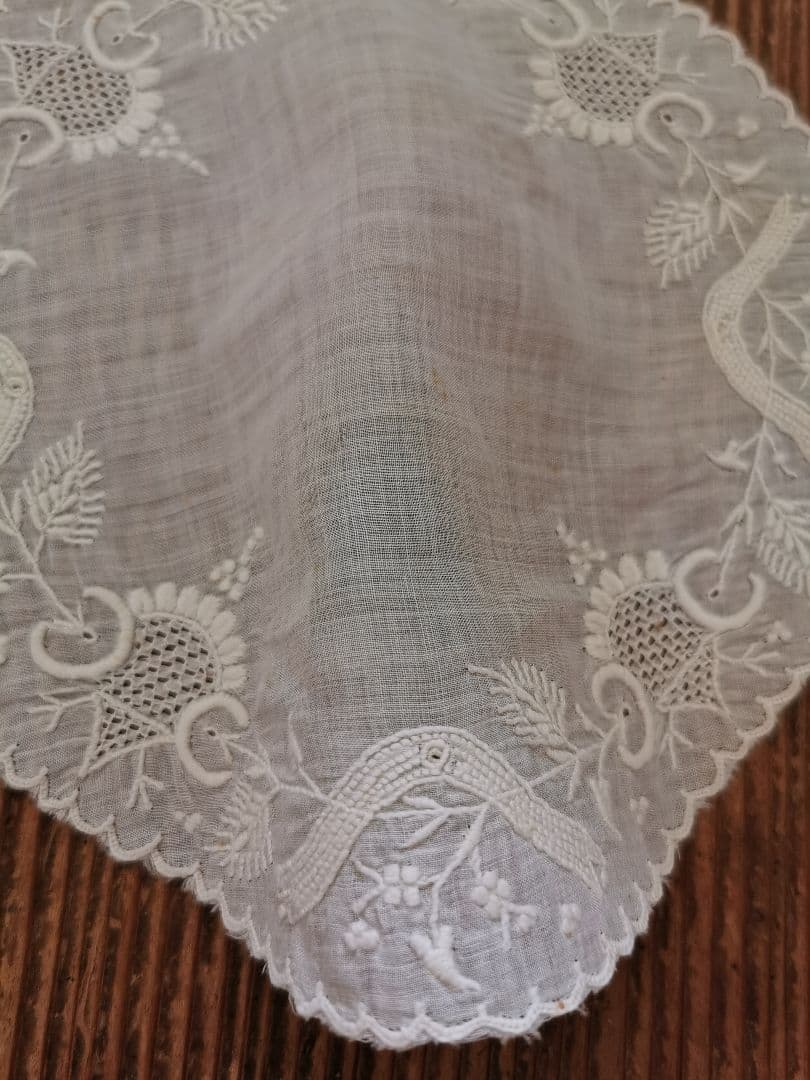 アンティーク スイス アペンツェル刺繍 精緻な白糸刺繍 プチスカラップドイリー