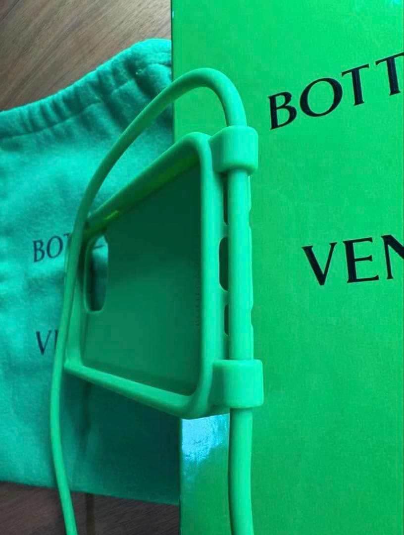 ボッテガべネタ ストラップテックラバー ケース iphone 14 Pro