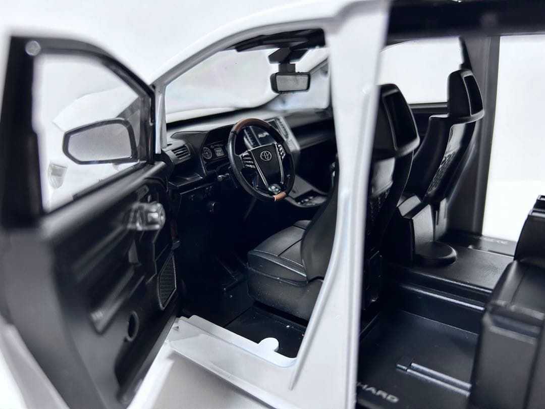 アルファード 30系 1/18 モデルカー