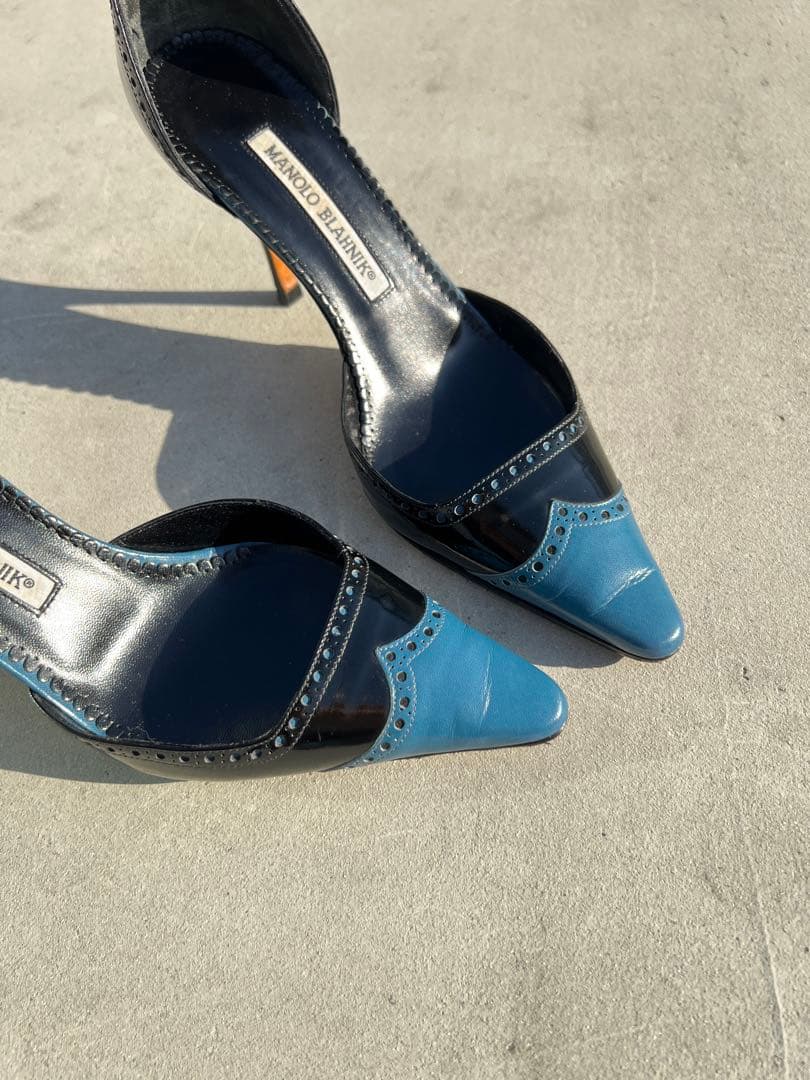 Manolo Blahnik 黒青ポインテッドトゥヒール
