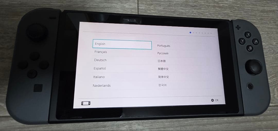 Nintendo Switch 本体【目立ったキズなし・動作良好・ケース付き】