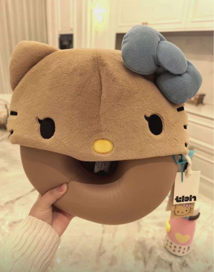 新品正規品　海外限定Hello Kitty x TBH ネックピロー