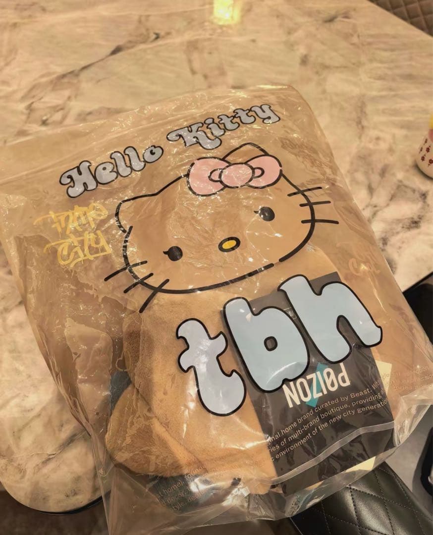 新品正規品　海外限定Hello Kitty x TBH ネックピロー