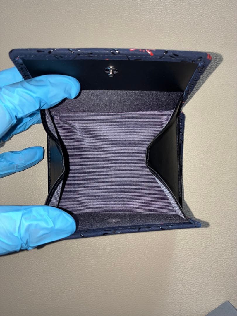 印傳屋　印伝 二つ折り財布 ボックス型小銭入れ なごみ とんぼ柄 紺地×黒赤漆