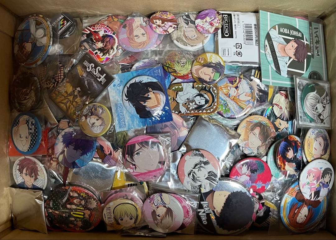 アニメグッズ　キャラクターグッズ 缶バッジ まとめ売り　1200個以上一箱限定