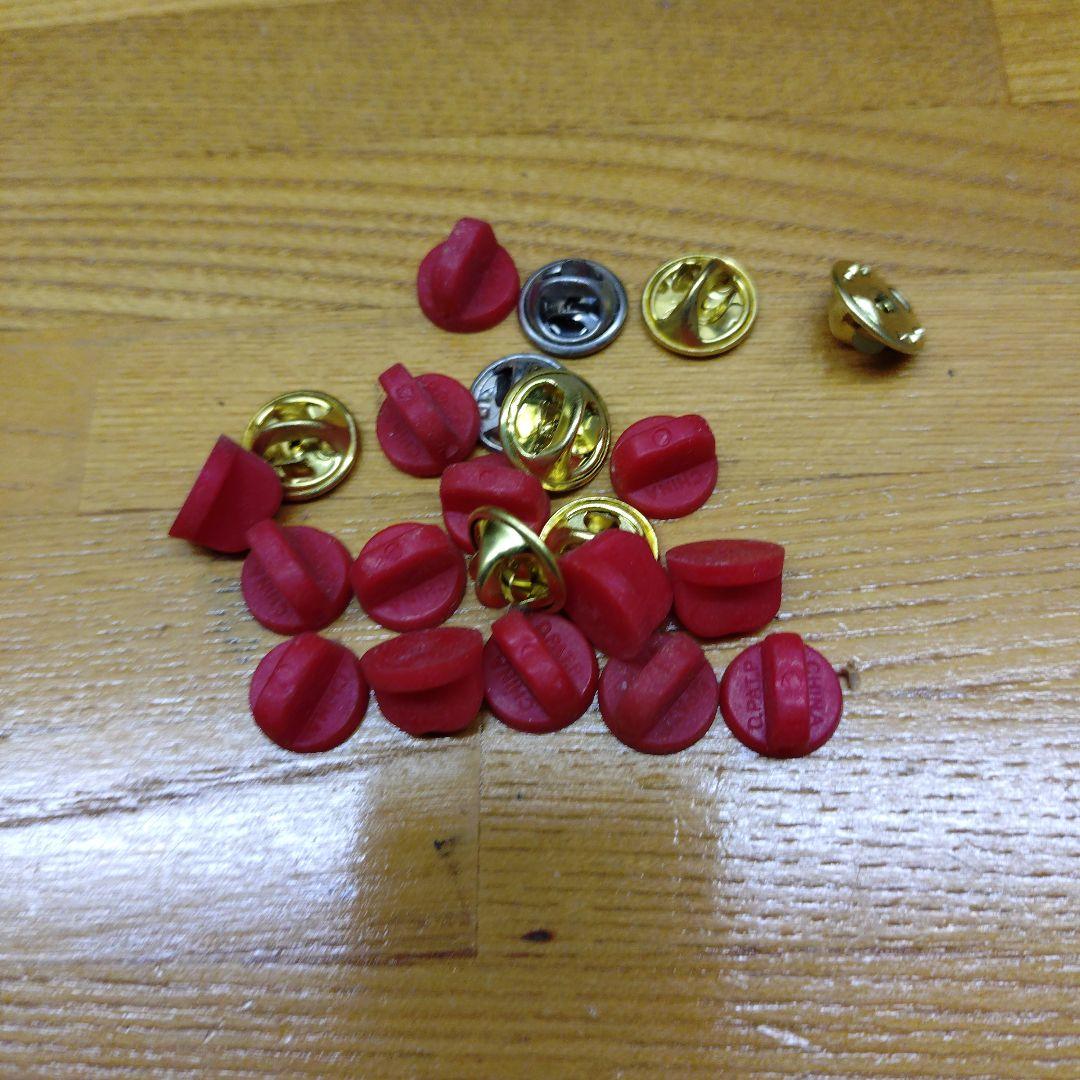 コカ・コーラ ノベルティピンバッジ 74個 木製額付 (管75)