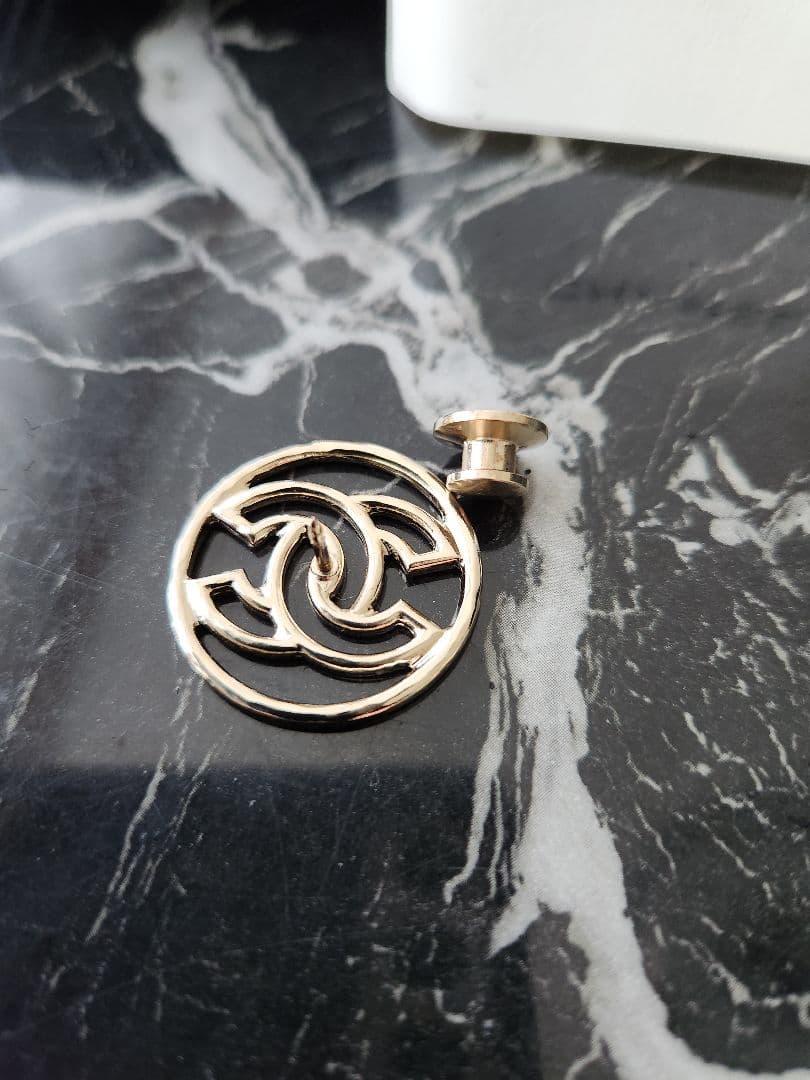 シャネル　ピンブローチ　男性にもOK　本物正規品