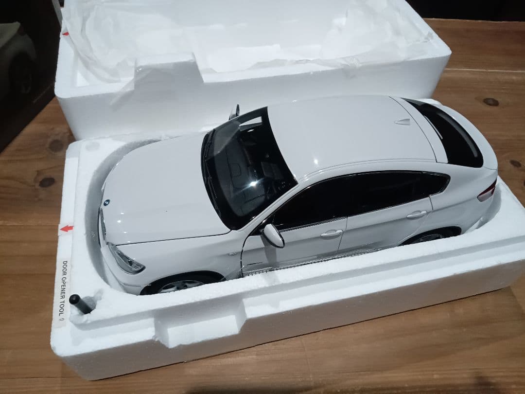 1/18 京商　BMW X6 xDrive 50i ミニカー　ホワイト