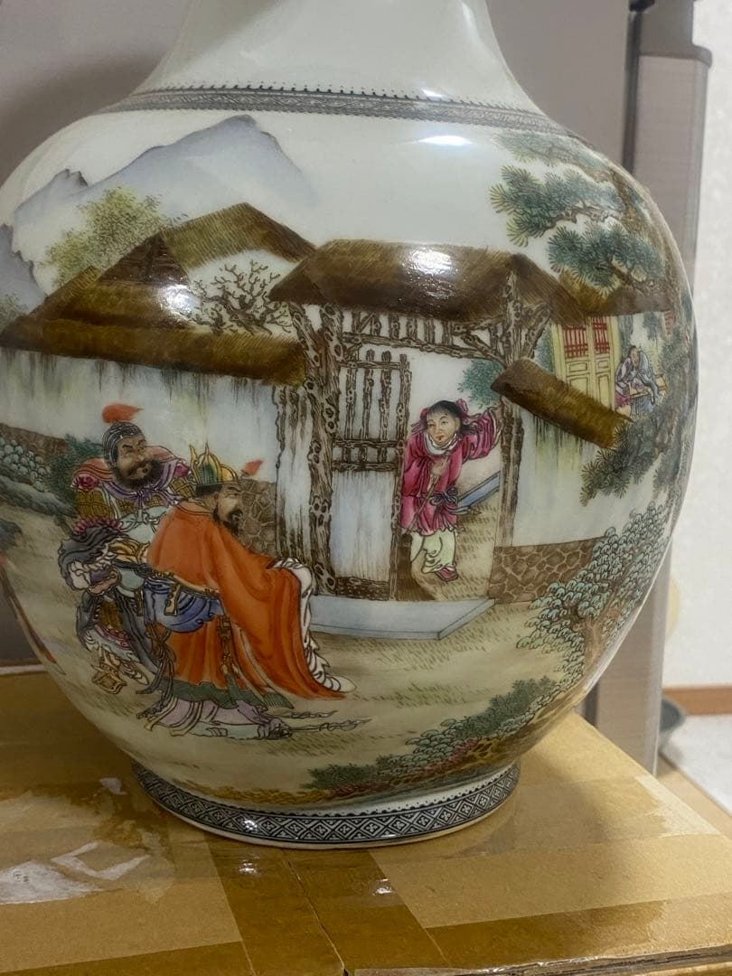 中国　景徳鎮製　雅玩珍蔵　三國誌---三顧の礼花瓶