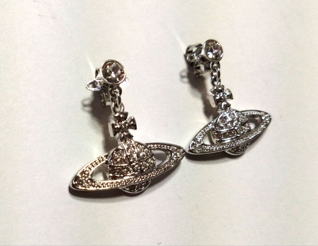 Vivienne Westwooオーブピアス　シルバー縦2.5cm 横2.5cm