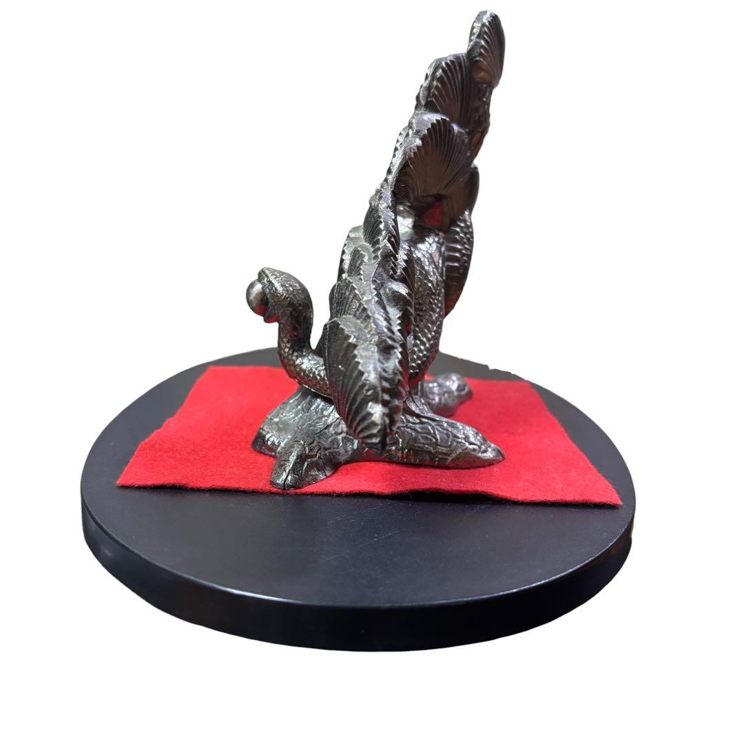 台座付き 銀白色 金属工芸 松 蛇 縁起物 干支 置物 オブジェ