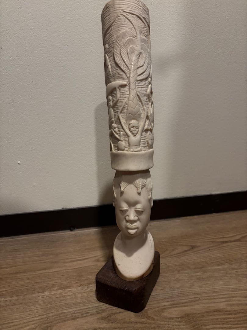 象牙風彫刻 人物像 木製台座付き