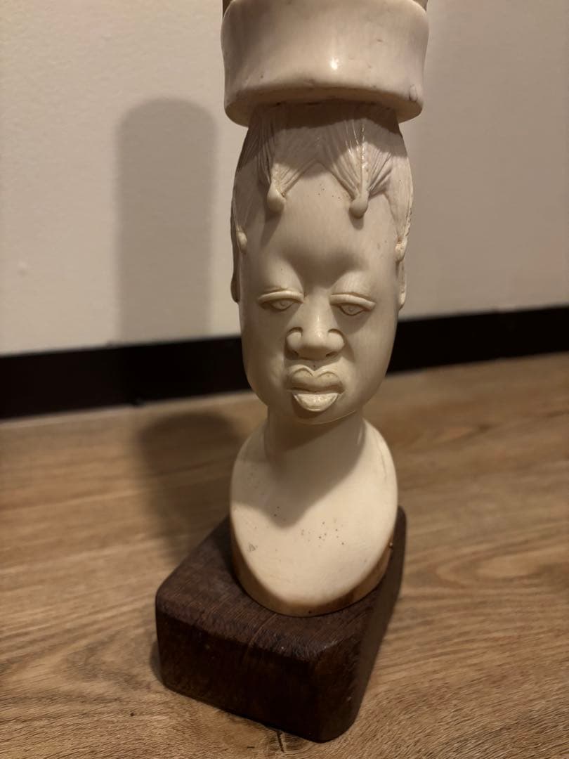 象牙風彫刻 人物像 木製台座付き