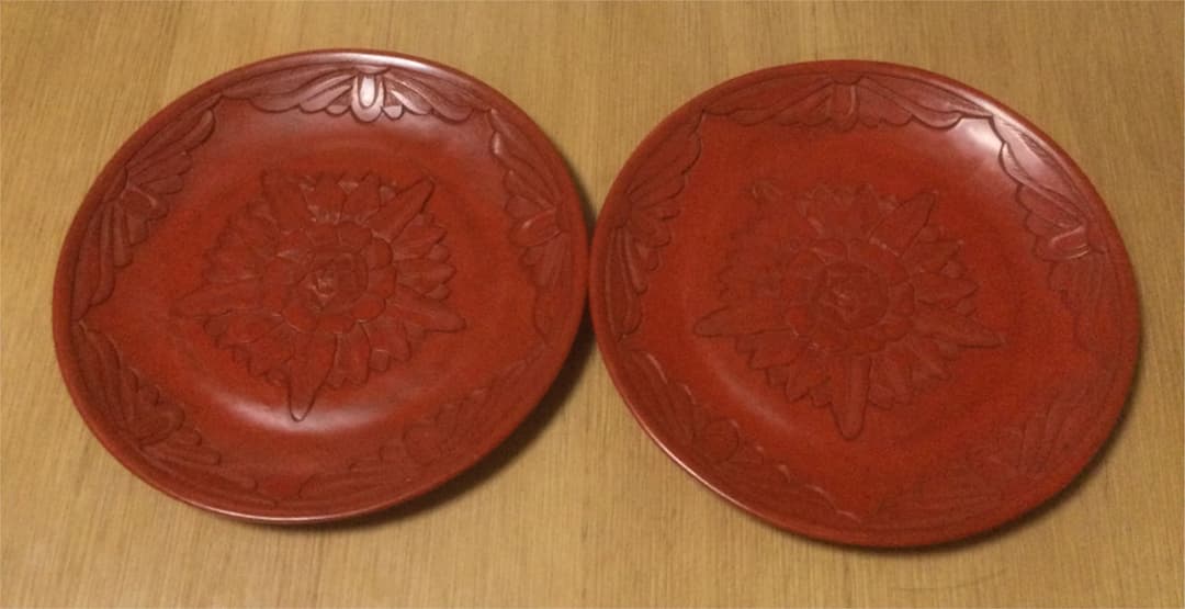 手彫り、中国堆朱の皿2枚
