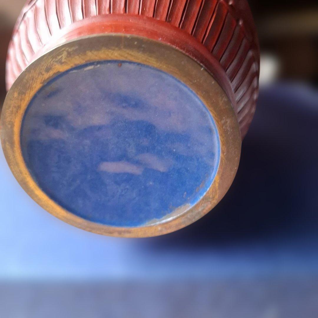 赤色彫刻花瓶 高さ約20cm