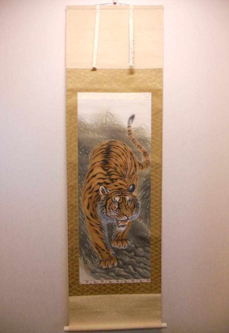 掛け軸 良春 猛虎 絹本 希少 軸装 茶道具 掛軸 美品 です。