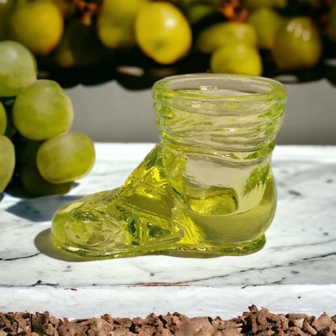 ブーツが破けて指が出ているデザイン ウラン ガラス 置物 小物入れ ペン刺し