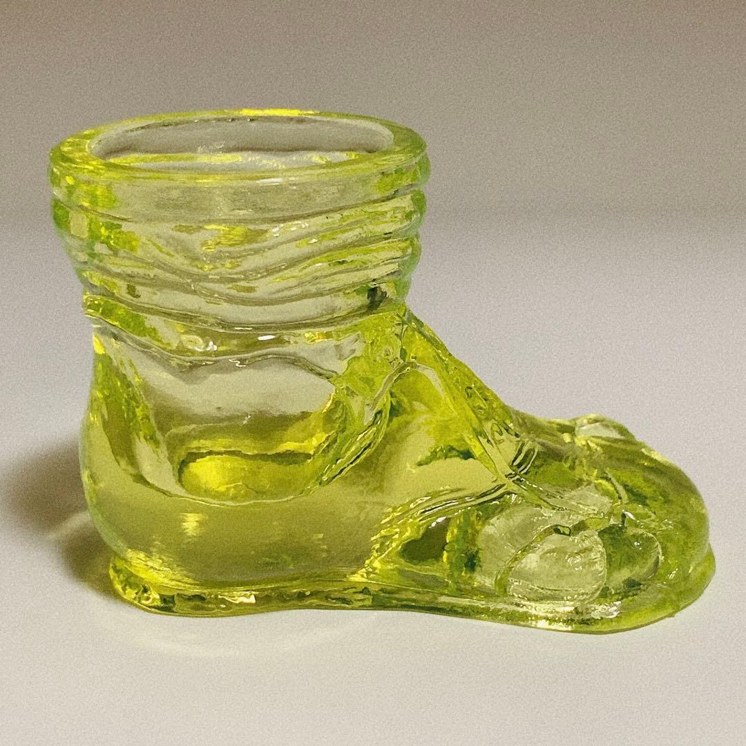 ブーツが破けて指が出ているデザイン ウラン ガラス 置物 小物入れ ペン刺し