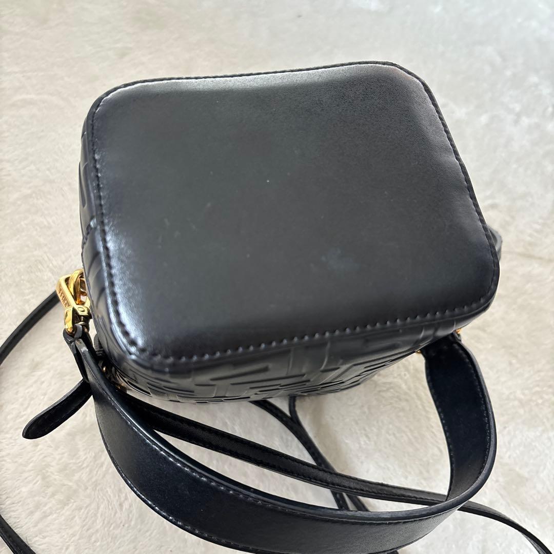 Fendi フェンディ　モントレゾール　ロゴ入り　ショルダーバッグ ブラック