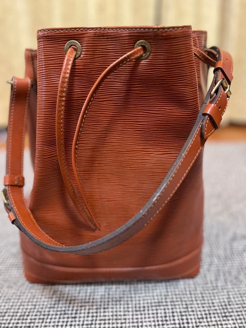 ルイヴィトン ショルダーバッグ エピ ノエ ポシェット付　 巾着型　ブラウン